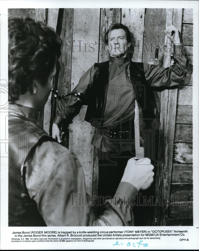 1982 Press Photo Roger Moore & Tony Meyer in Octopussy - Historic Images