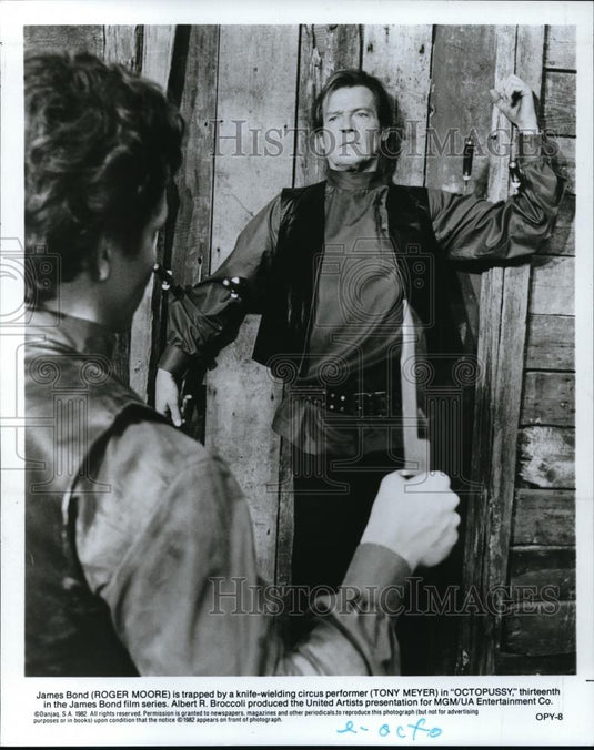 1982 Press Photo Roger Moore & Tony Meyer in Octopussy - Historic Images
