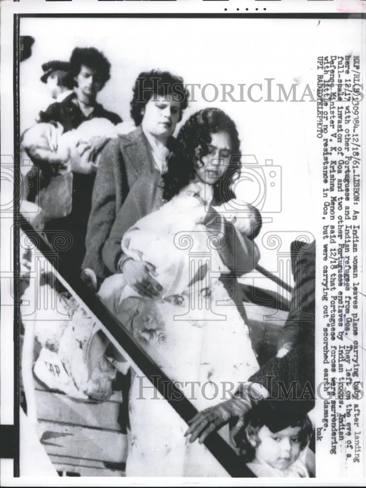 1961 Press Photo Lisbon Portugal Indian refugees arrive at airport - Historic Images