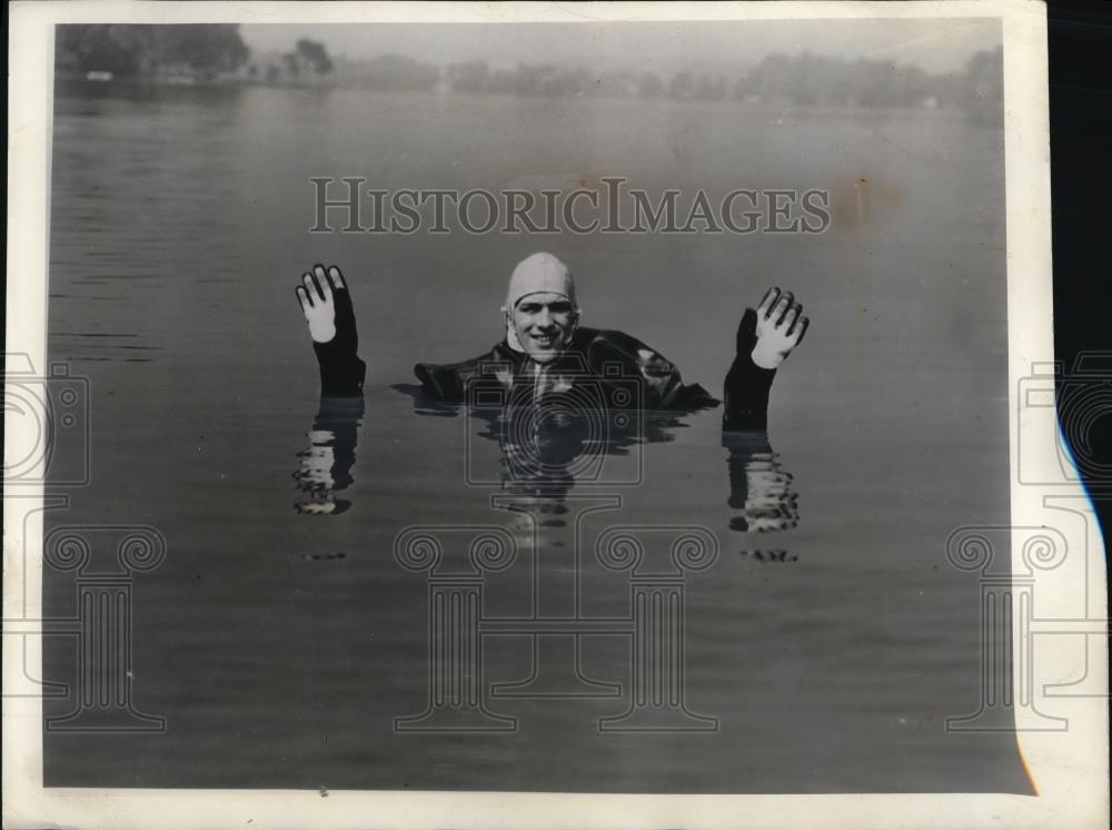 1942 Press Photo Overall life saving suit tested by BF Goodrich Co - Historic Images