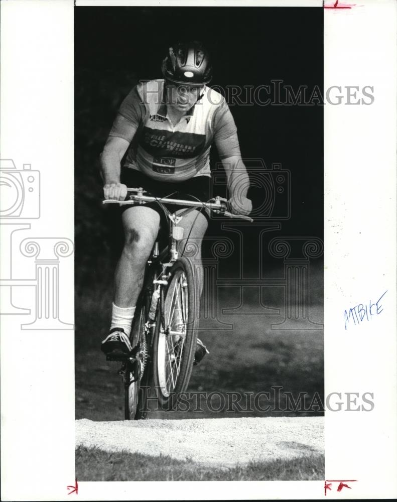 1986 Press Photo Lou Vetter coming out of the woods with his mountain bike - Historic Images