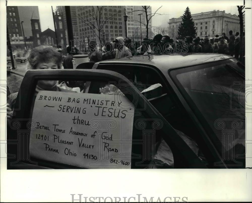 1991 Press Photo Nancy Nomos of Brown Bag Ministry at Public Square Cleveland - Historic Images