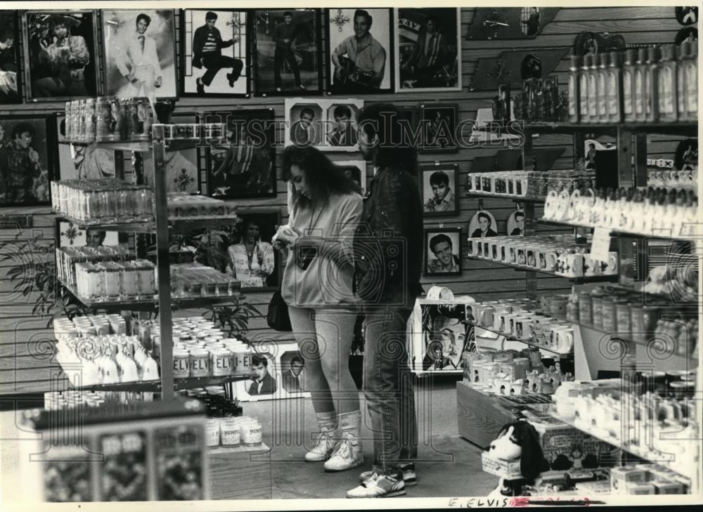 1992 Press Photo Cindy Basinger and Donald Mays from Ravenna Ohio check - Historic Images