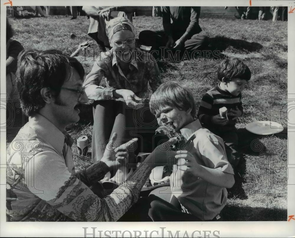 1977 Press Photo Robert and Debbie Terlizzi from Cleveland aat Rib Burn off - Historic Images