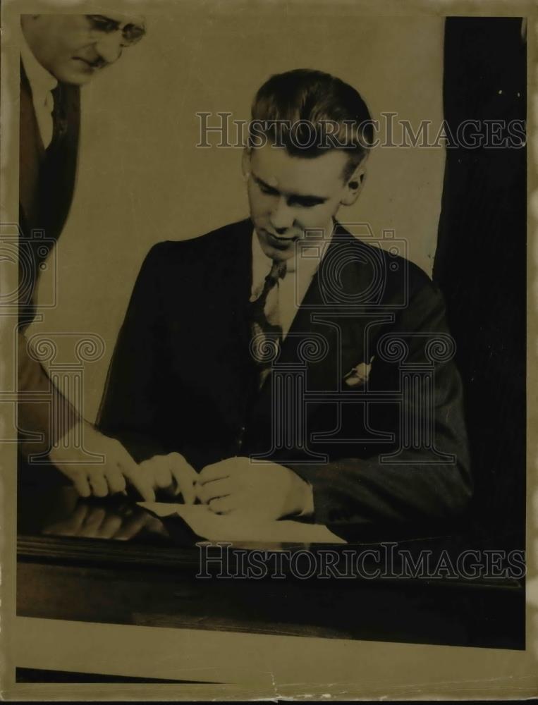 1941 Press Photo Vernon Freiburger Cleveland Indian Rookie - Historic Images
