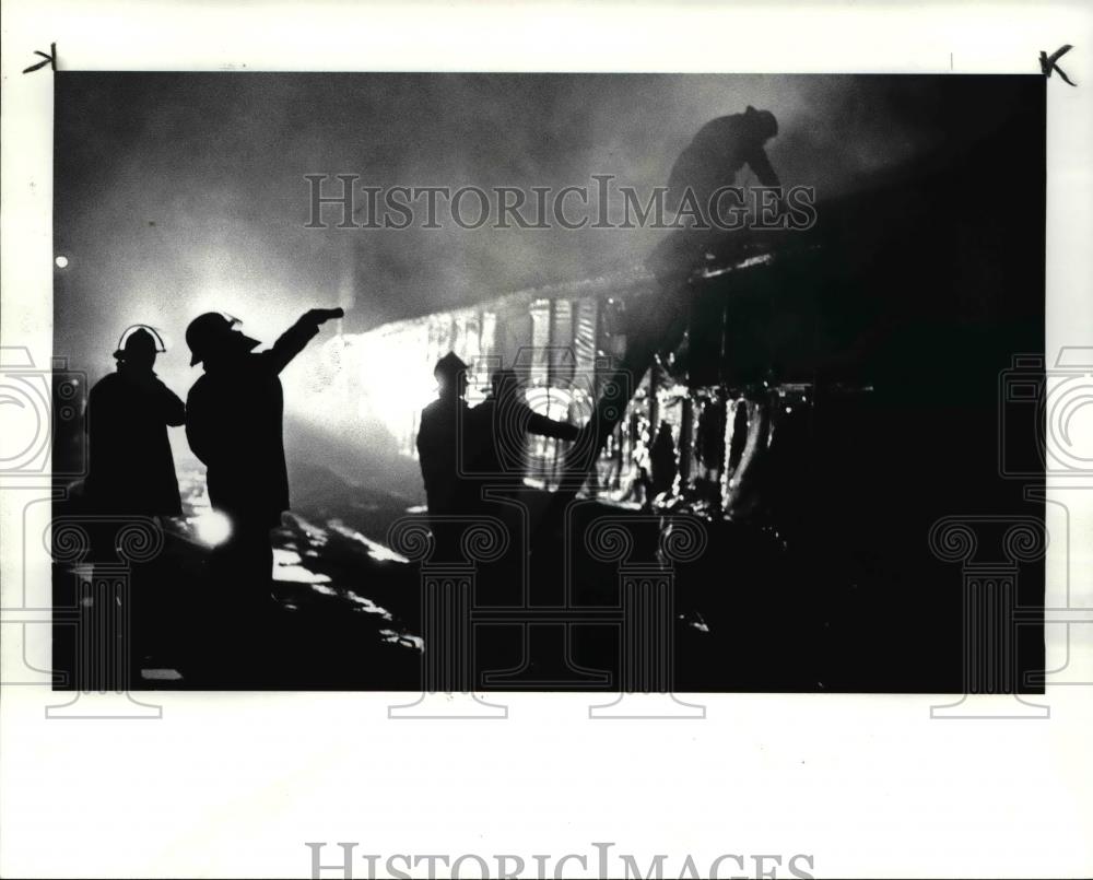 1986 Press Photo Firefighters at Barn 25, Cleveland, Ohio - Historic Images