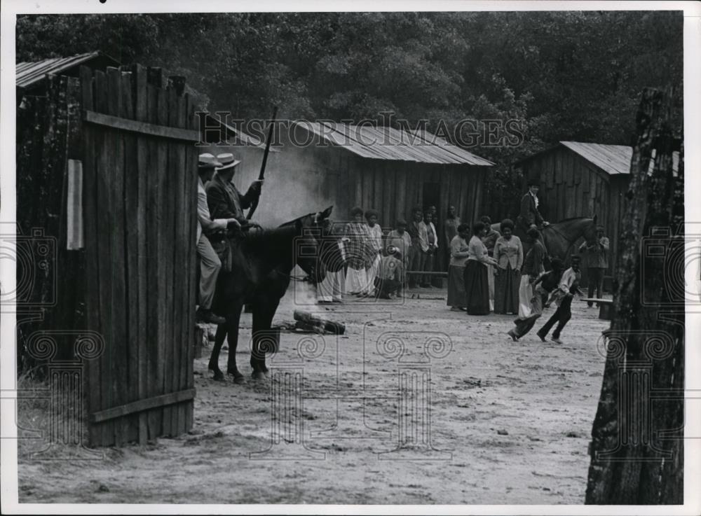 1968 Press Photo Action scene in Shreveport Louisiana filming Slave movie film - Historic Images