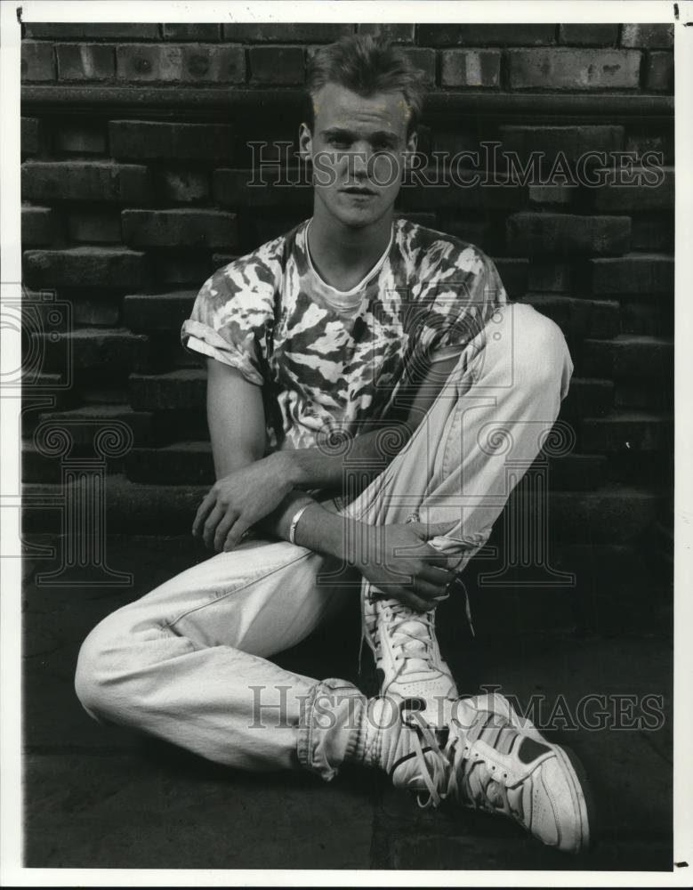 1989 Press Photo Johnathan Partington Kids In The Dark - cvp50396 - Historic Images