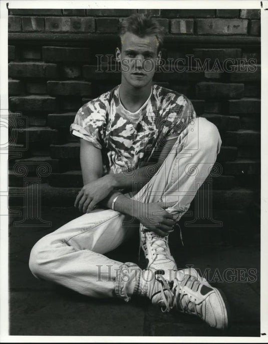 1989 Press Photo Johnathan Partington Kids In The Dark - cvp50396 - Historic Images