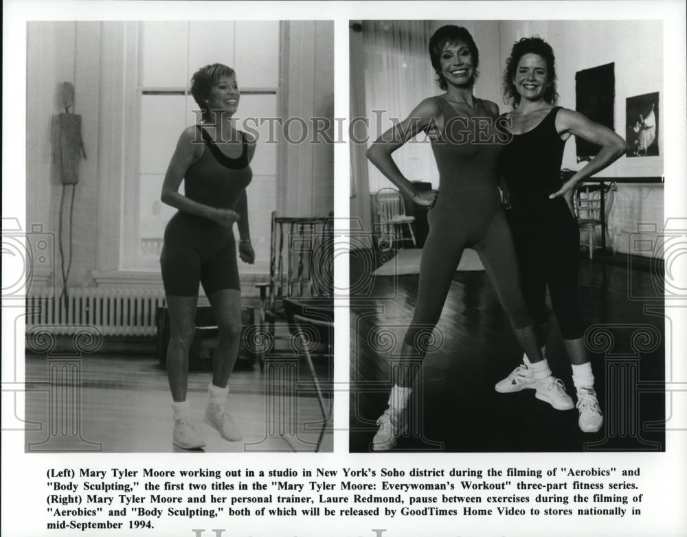 1995 Press Photo Mary Tyler Moore and Laure Redmond in Everywoman's Workout - Historic Images
