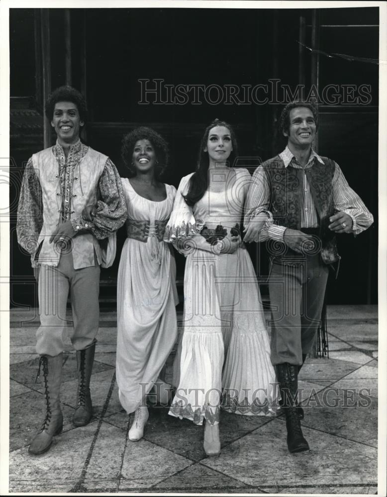 1973 Press Photo Larry Kert, Larry Marshall &amp; Cast of Two Gentlemen of Verona - Historic Images
