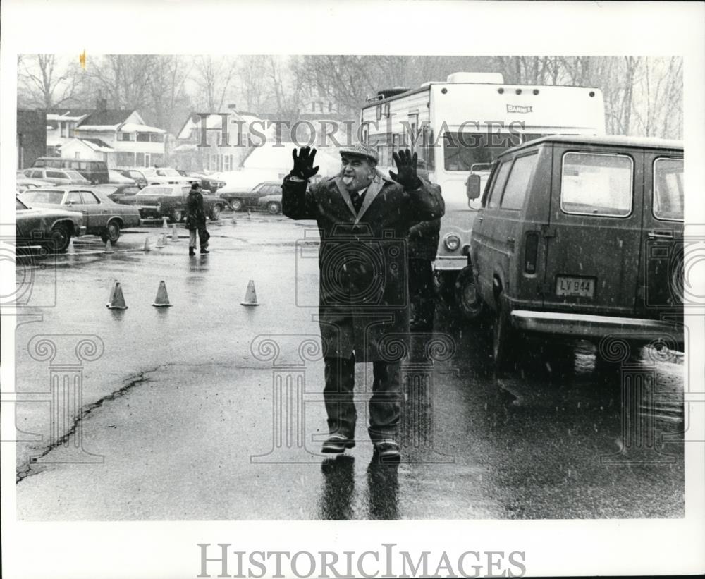 1977 Press Photo Edward Asner at The Gathering location - cva52173 - Historic Images