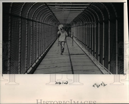 1991 Press Photo A jogger at pedestrian overpass over I-490 - Historic Images