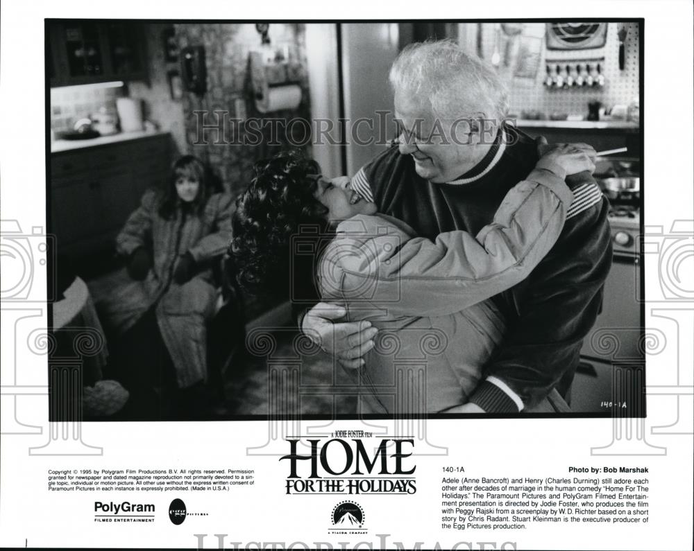 1995 Press Photo Anne Bancroft, Charles Dunning in Home for the Holidays - Historic Images