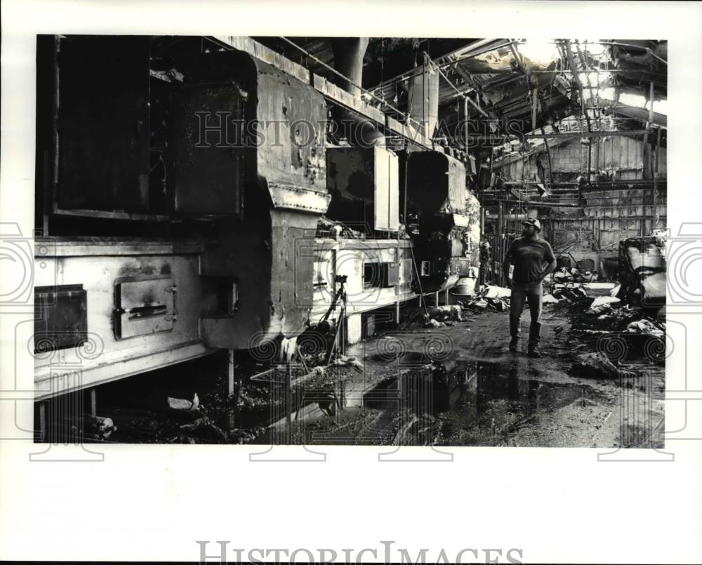 1987 Press Photo Robert Lully Schneller Associates surveys fire damage - Historic Images