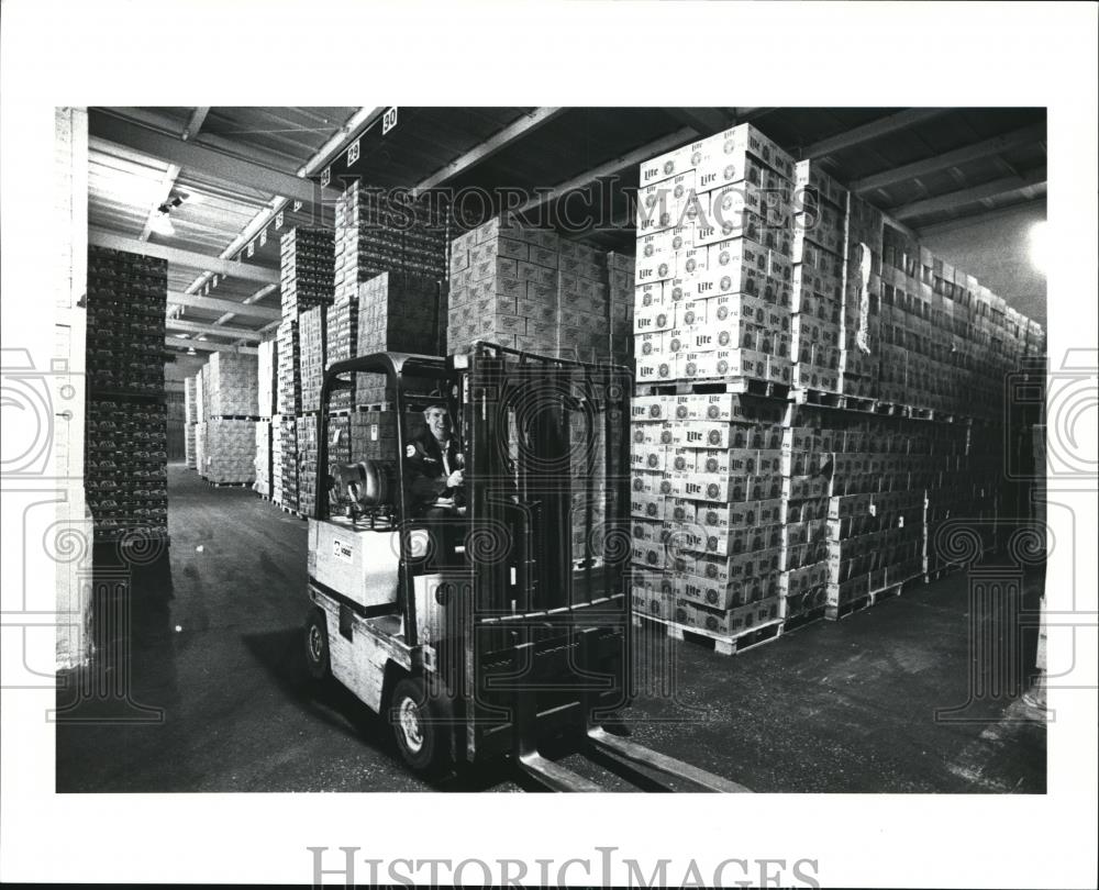 1990 Press Photo Different types of beers at Beverage Distributors warehouse - Historic Images