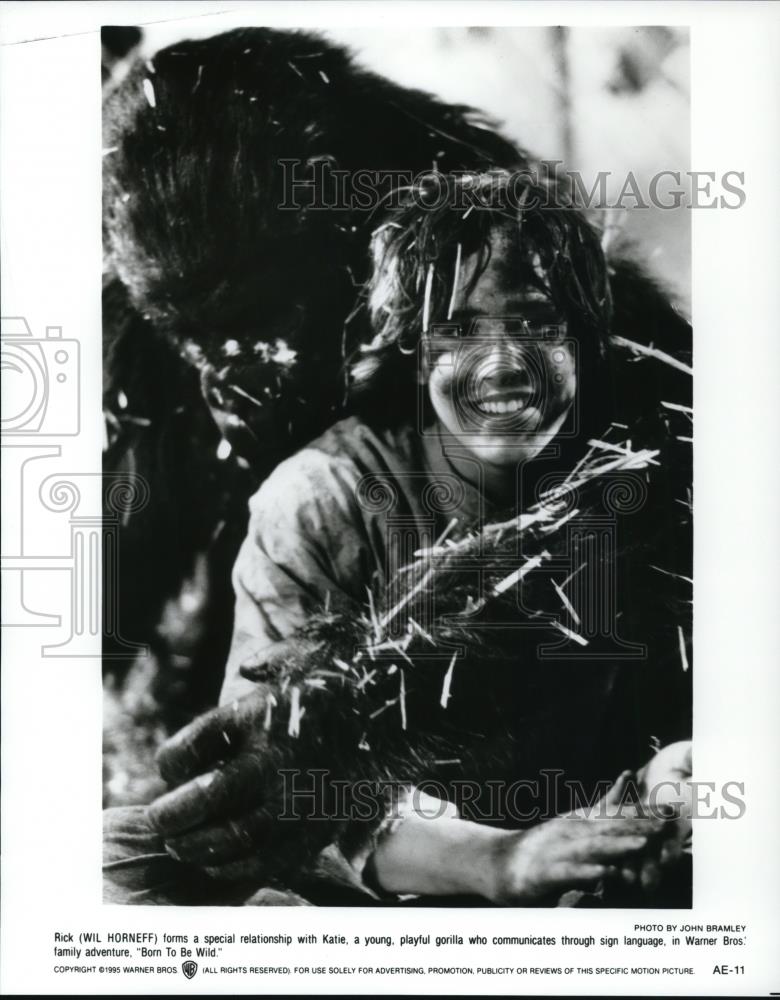 1995 Press Photo Wil Horneff and Katie the Gorilla in Born To Be Wild - Historic Images