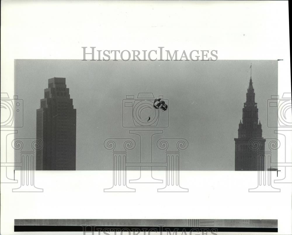 1988 Press Photo Parasailing over the lake - Historic Images