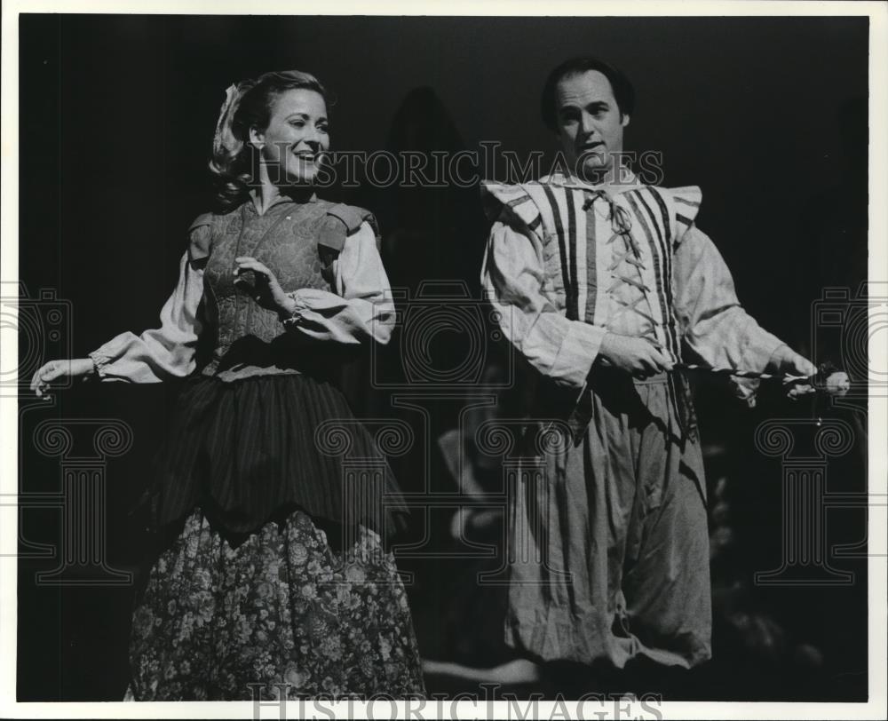 1997 Press Photo Rebecca Beng-Gomez &amp; Patrick Yaeger in The Yeoman of the Guard - Historic Images