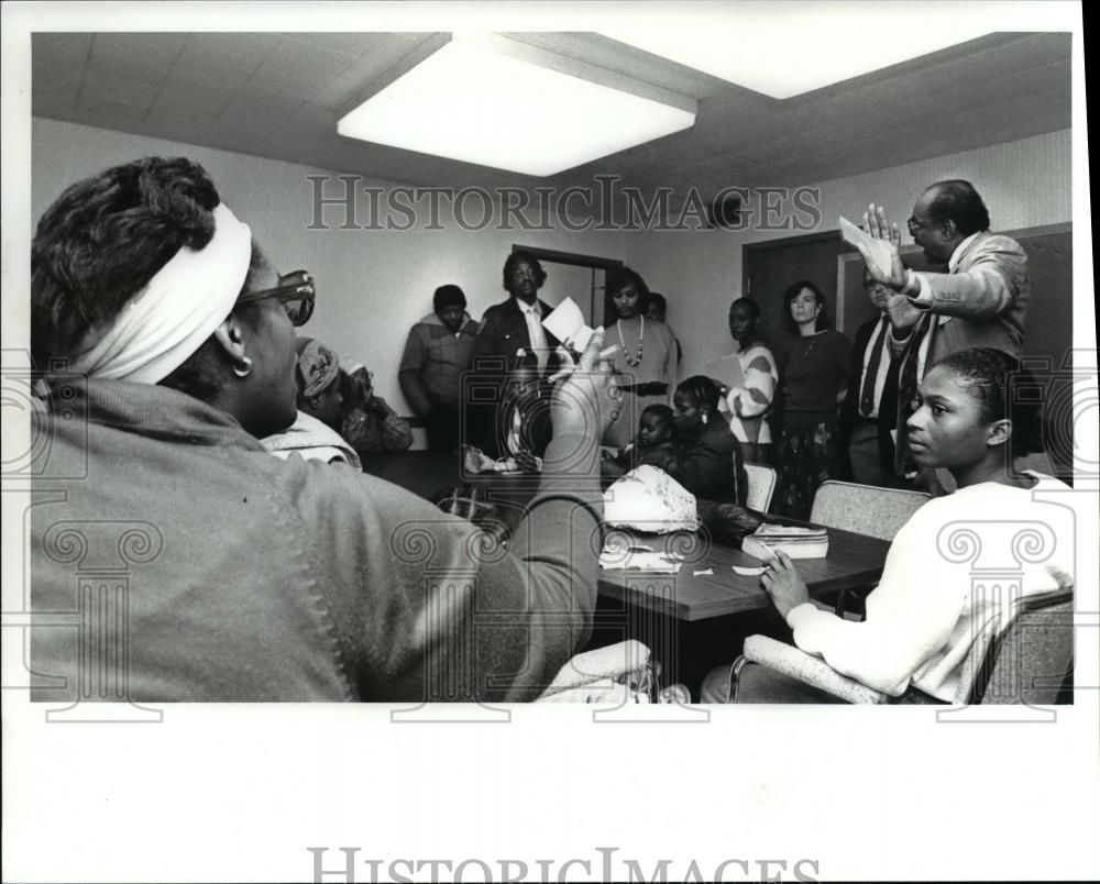 1989 Press Photo Low Income People Together with CMHA director E. Williams - 663 - Historic Images