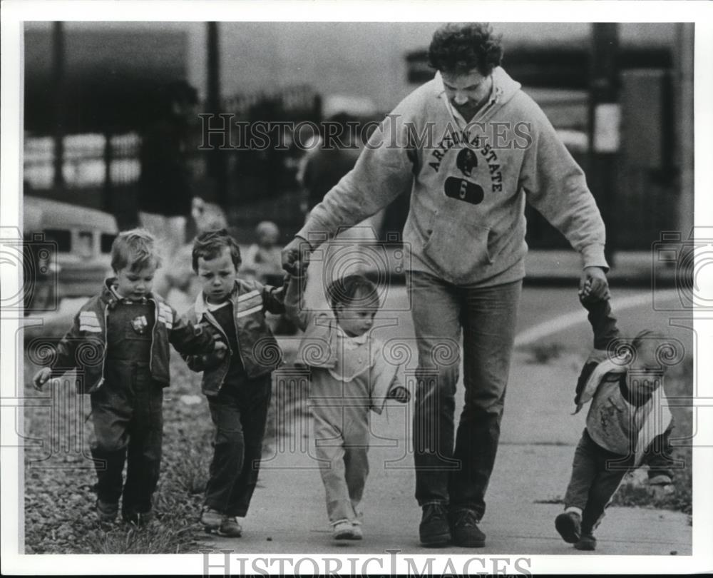 1989 Press Photo Rudy Szabo with his two sets of twins - Historic Images