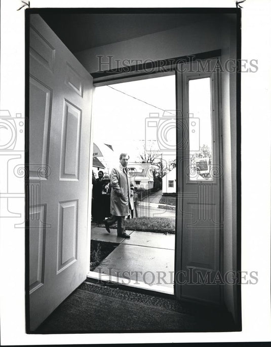 1986 Press Photo Mayor Vionovich inspects the homes built by Buckeye developers - Historic Images
