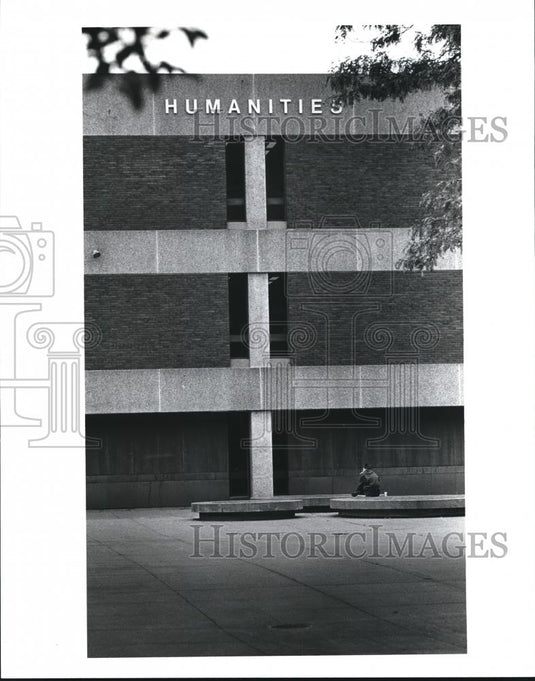 1988 Press Photo Lone student outside court yard at CCC Metro campus - Historic Images