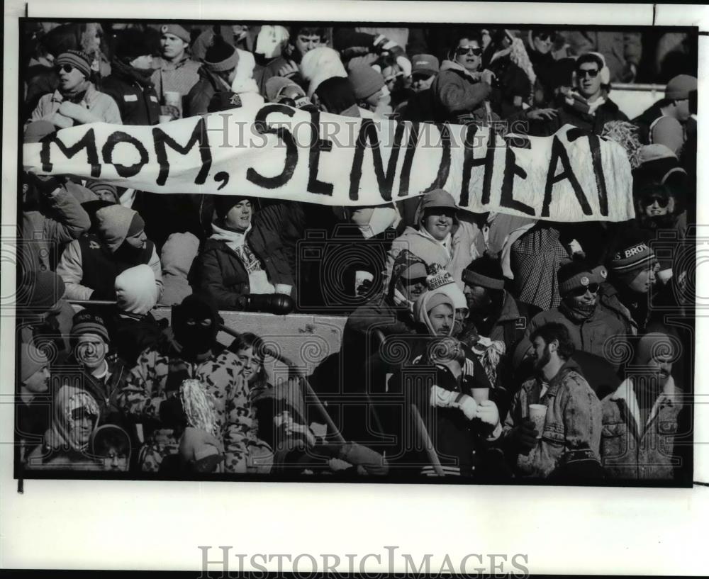 1989 Press Photo Fans in the Dawg Pound at Browns Stadium Make Appeal for Heat - Historic Images