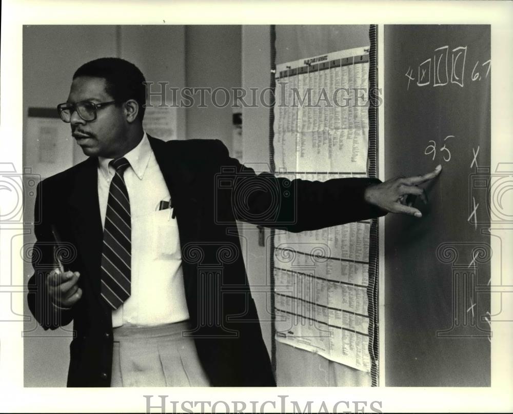 1987 Press Photo Edward S. Young, teaches math class - Historic Images