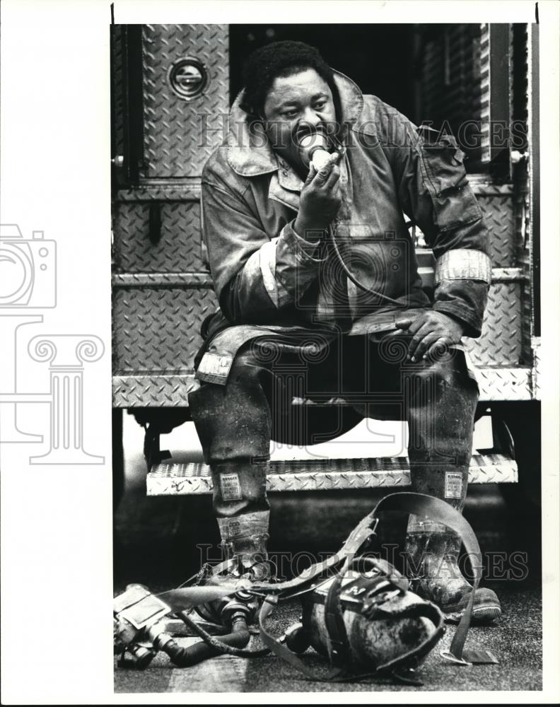 1983 Press Photo The firefighter, Ed Brown with the oxygen during the fire - Historic Images