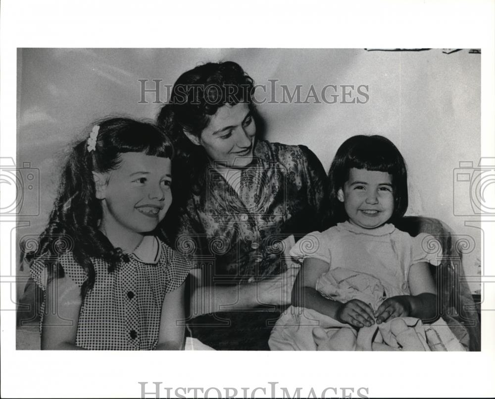 1981 Press Photo Mrs. Lillian Frantantonio w/ daughters Venita &amp; Bernadette - Historic Images