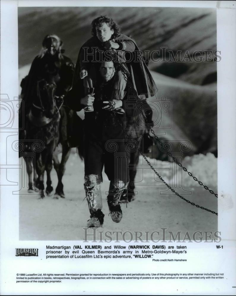 1988 Press Photo Val Kilmer as Madmartigan and Warwick Davis star in Willow - Historic Images
