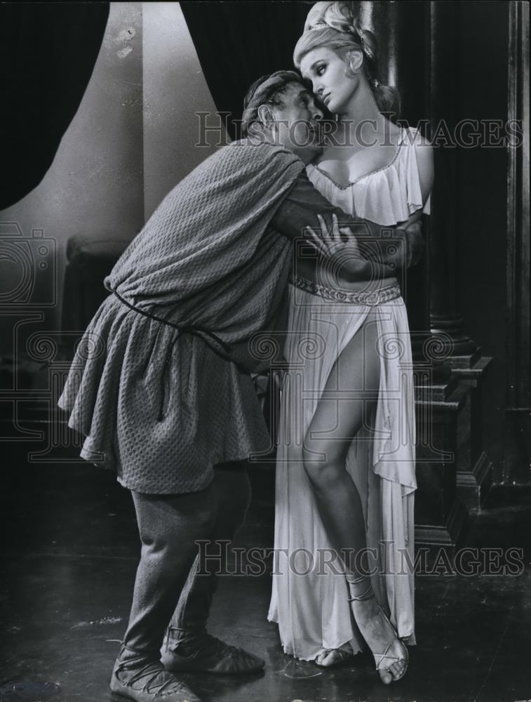 1967 Press Photo Zero Mistel in A Funny Thing Happened on the Way to the Train - Historic Images