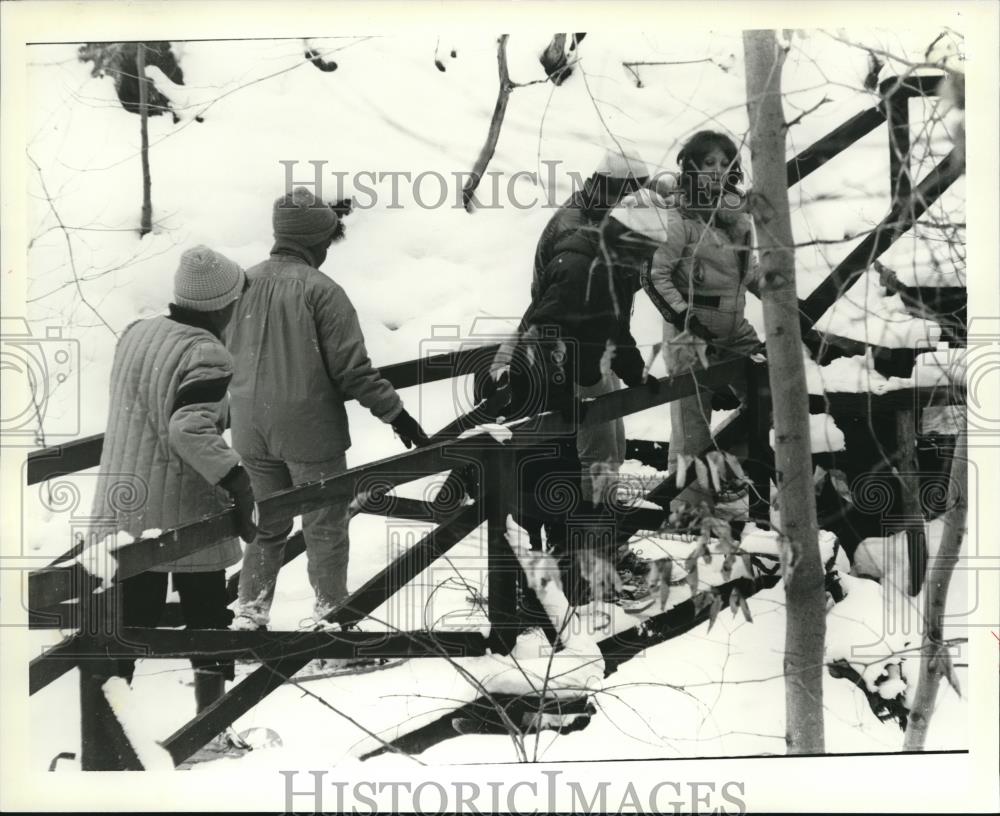 1987 Press Photo Hiking is a hobby featured at Holdem Arboretum - Historic Images