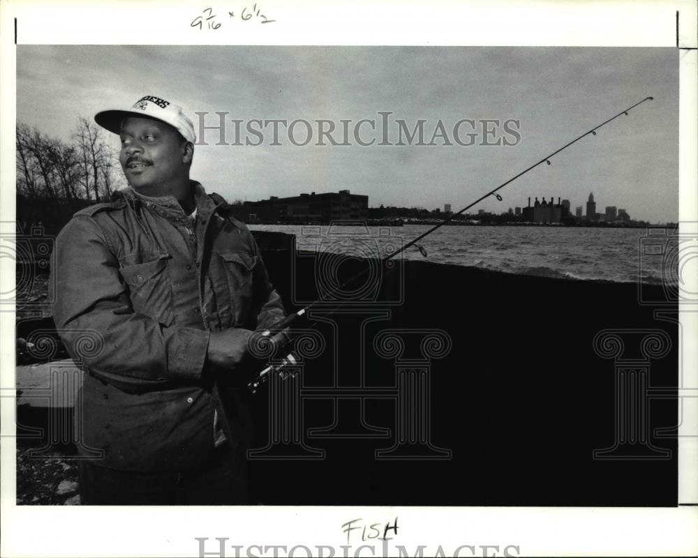 1991 Press Photo Joseph Weeams fishes along the shore near 72nd St pier - Historic Images