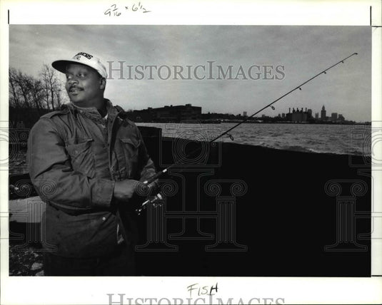 1991 Press Photo Joseph Weeams fishes along the shore near 72nd St pier - Historic Images