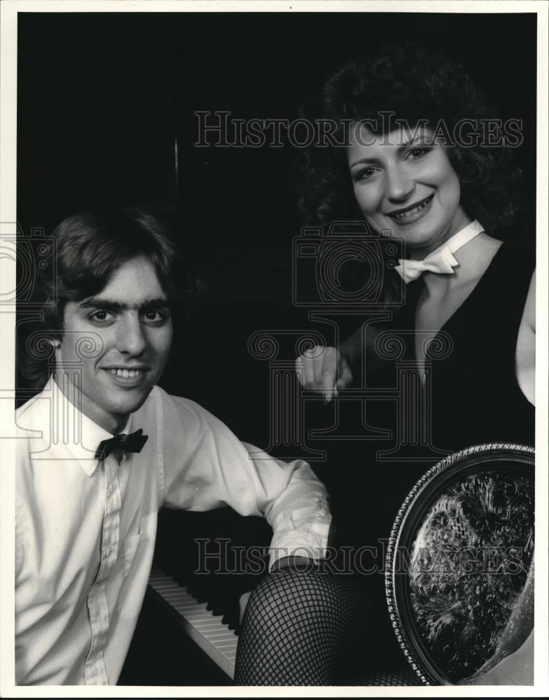 1984 Press Photo Waitresses and Pianist at the Kennedy&#39;s Night Club. - Historic Images