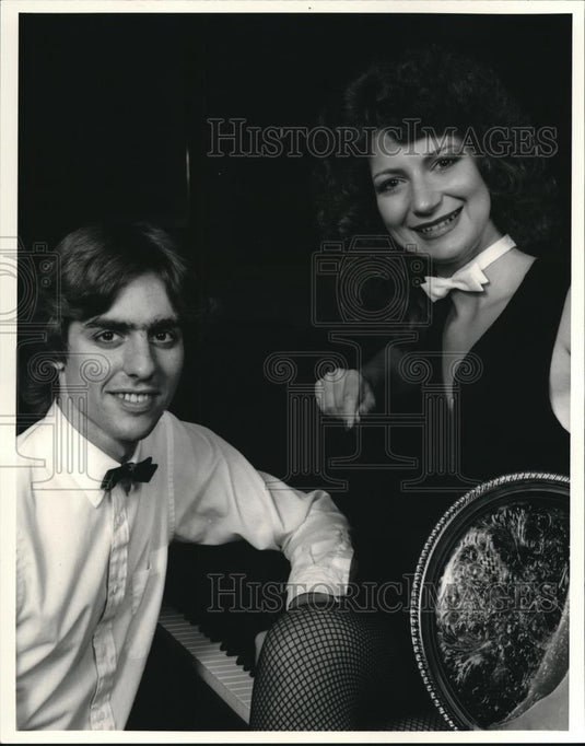 1984 Press Photo Waitresses and Pianist at the Kennedy's Night Club. - Historic Images