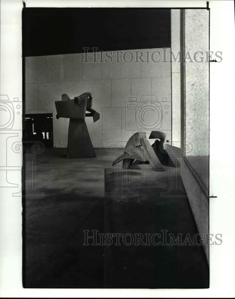 1985 Press Photo The Sentimental scale &amp; wedge sculpture at the Justice center - Historic Images