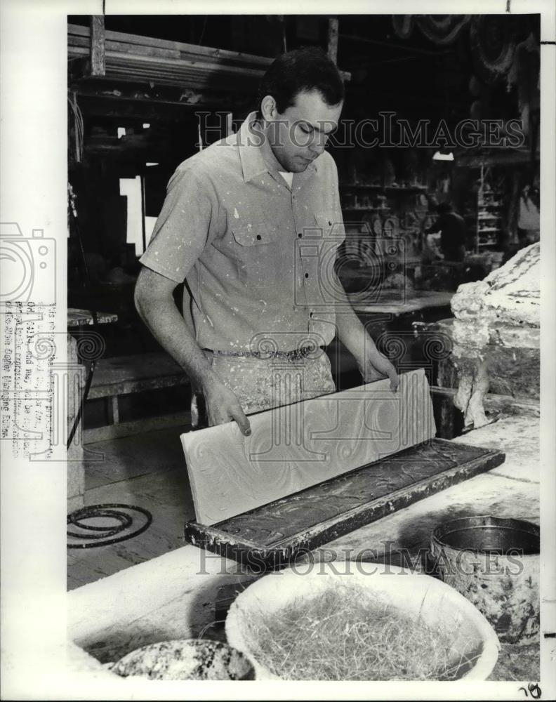 1999 Press Photo Bob Mattei, shows a plaster molding and mould - Historic Images