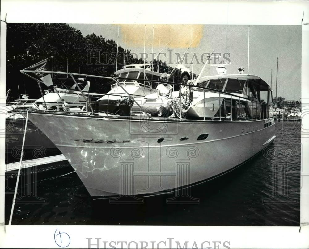 1987 Press Photo Diane Hussey and Reita Bayman at her boat - Historic Images