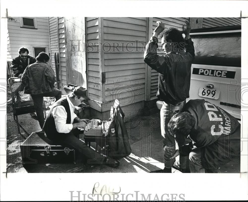 1988 Press Photo Cleveland Police narcotics unit member searches Aaron Ashley - Historic Images