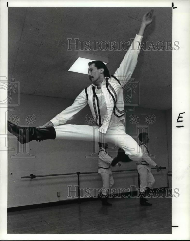 1990 Press Photo Shelhavet Dance Ensemble with Larry Muha - cva57696 - Historic Images