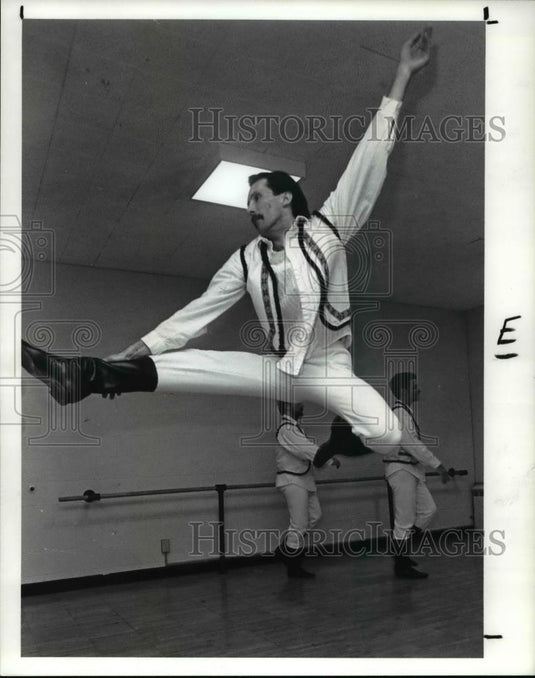 1990 Press Photo Shelhavet Dance Ensemble with Larry Muha - cva57696 - Historic Images