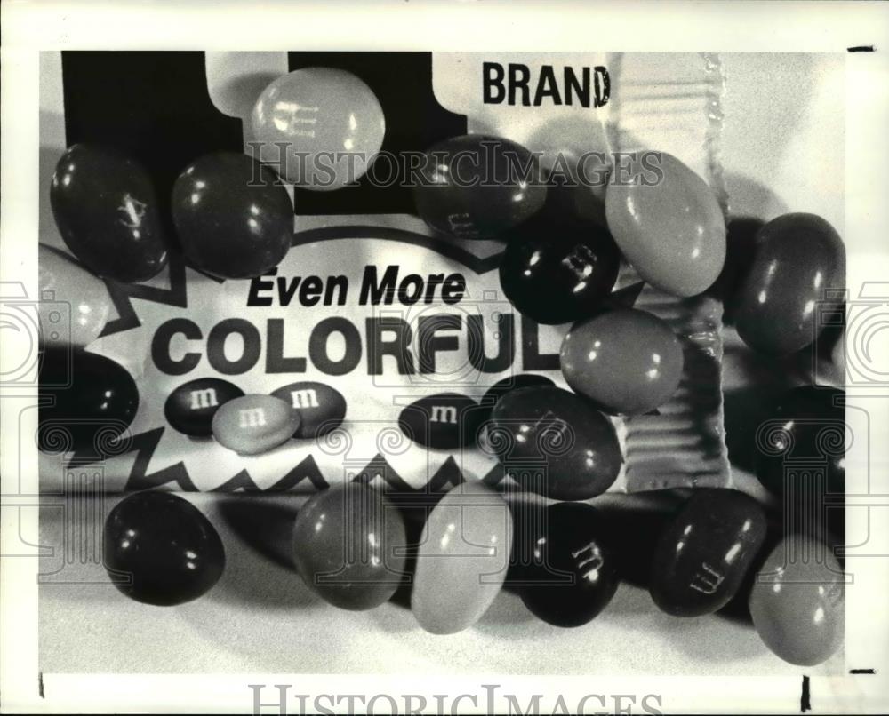 1987 Press Photo Closeup of M&amp;M candies, part of package - Historic Images