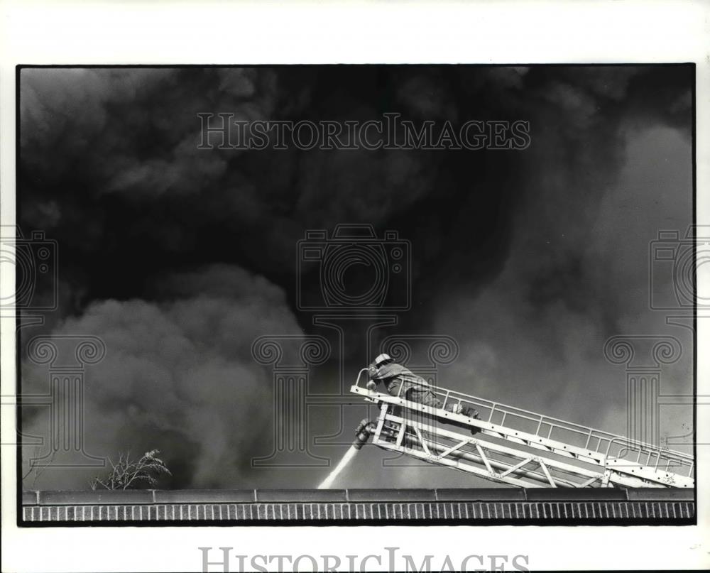 1985 Press Photo Fire at W 74th and Madison - Historic Images