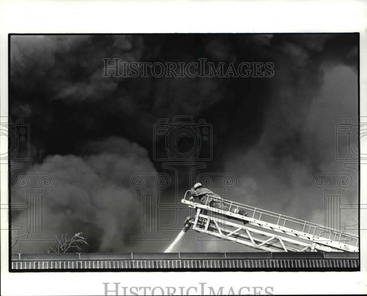 1985 Press Photo Fire at W 74th and Madison - Historic Images