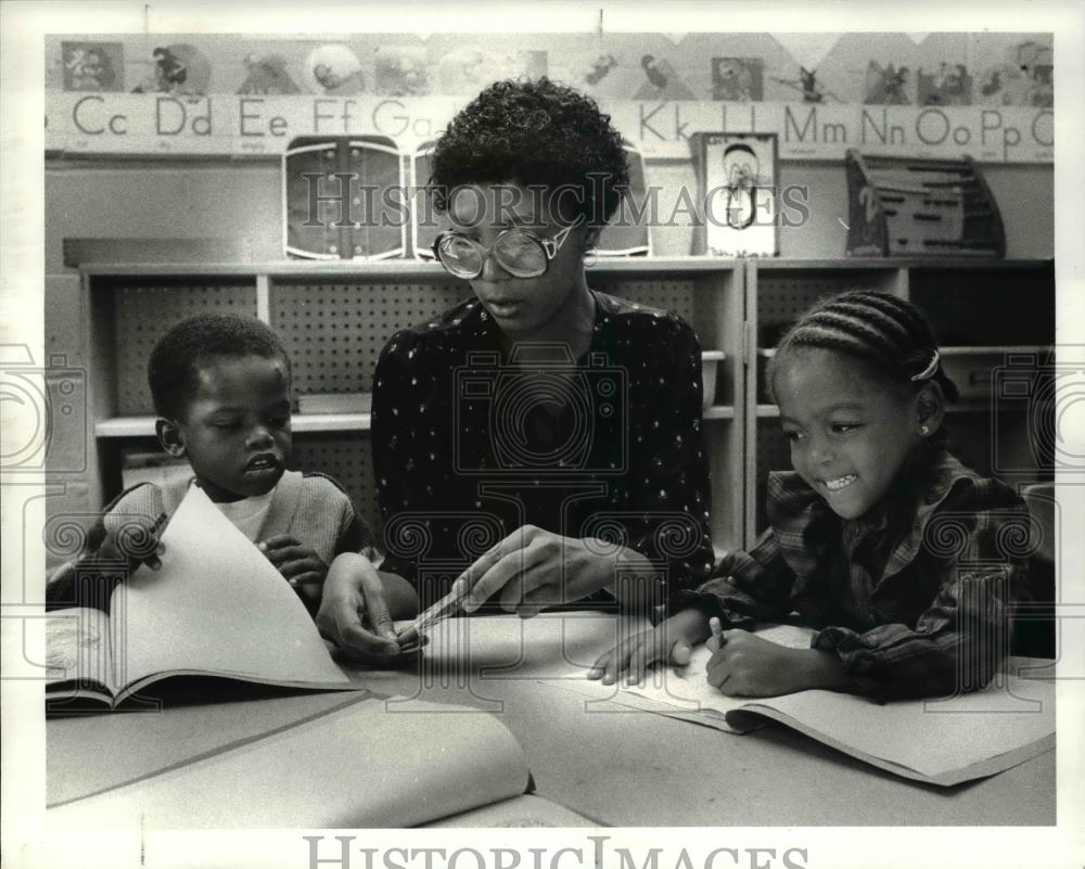 1982 Press Photo Friendly Inn Settlement Co op Baby Sitting - Historic Images