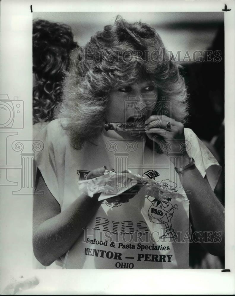 1988 Press Photo Susan Telari takes her lunchtime break at Rib Burn Off - Historic Images