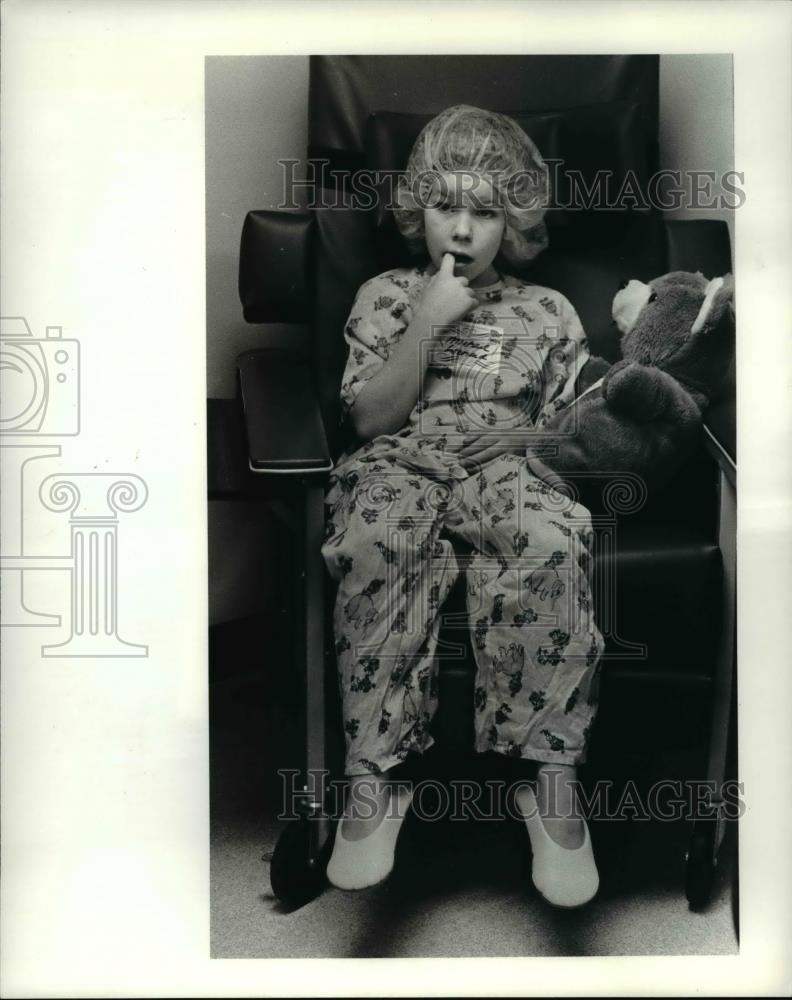 1985 Press Photo The Girl Seated Waiting for the Surgery - Historic Images